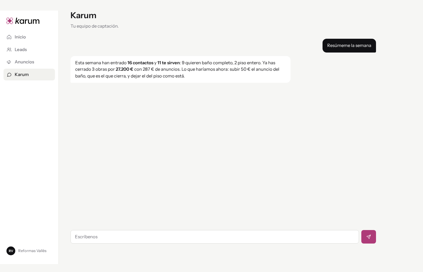 Chat real de ejemplo del panel de Karum con un resumen semanal de contactos y clientes